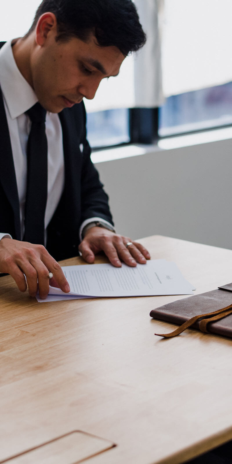 Wageund Gavel am Arbeitstisch